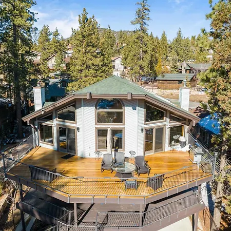North Shore Lakefront - Spacious Lakefront With Boat Dock, Hot Tub, & Game Room